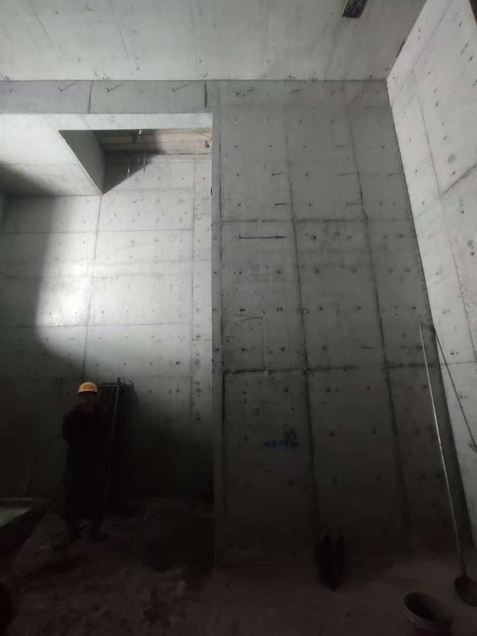 三沙墙上开槽钢筋断了有影响吗